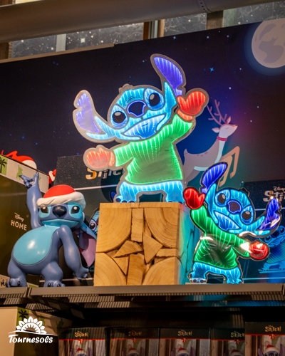 Figurines lumineuses Disney de Stitch en tenue de Noël chez Tournesols.